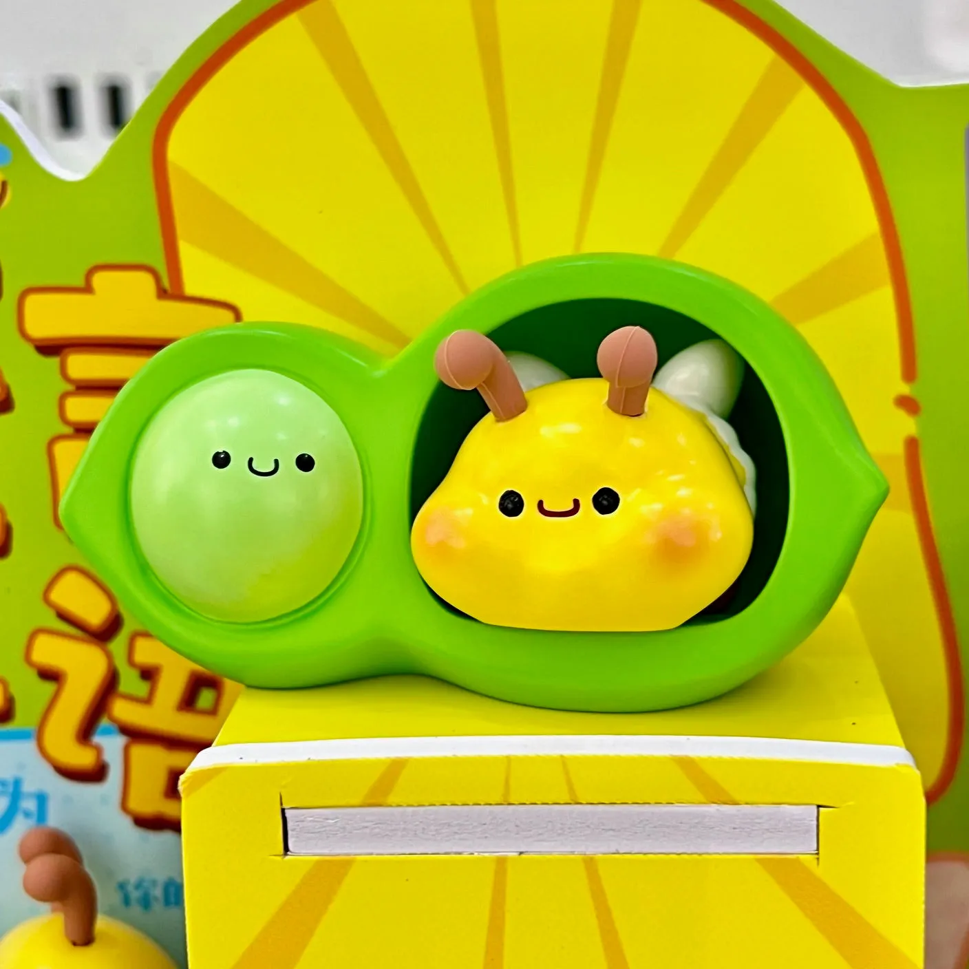 71205 BEE FIGURINE BLIND BOX-6