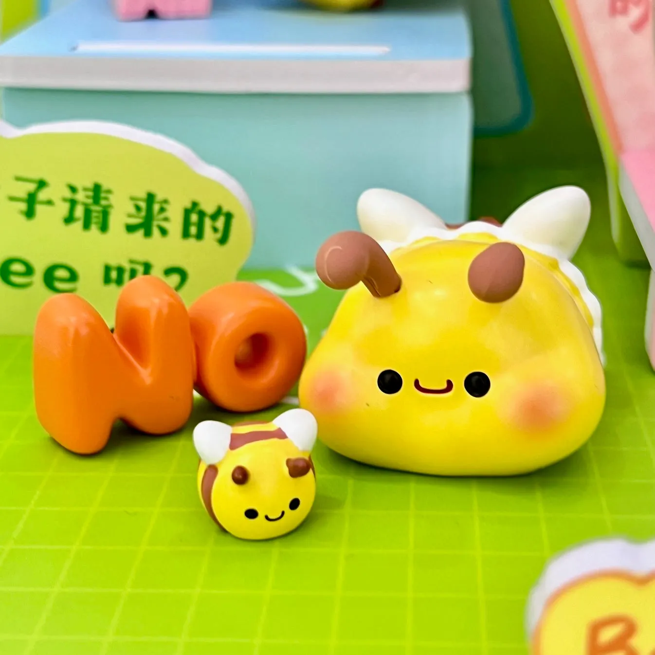 71205 BEE FIGURINE BLIND BOX-6