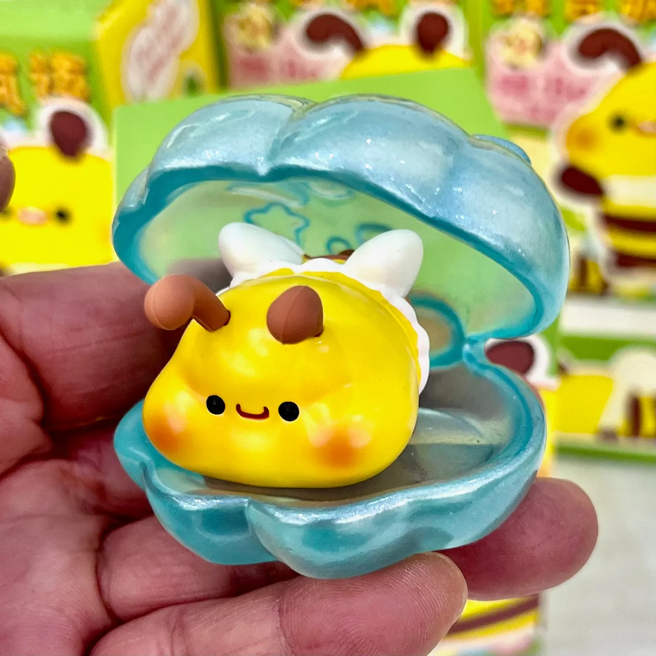 71205 BEE FIGURINE BLIND BOX-6